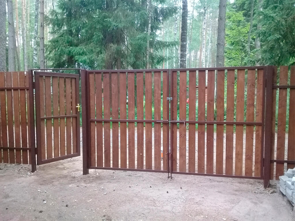 забор из дерева с распашными воротами