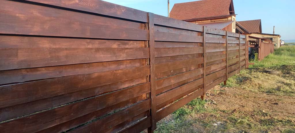 коричневый деревянный забор под ключ